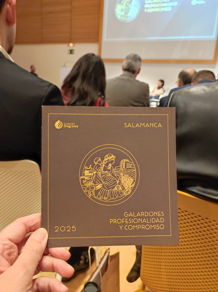 IMG_20251127_183410-766x1024 Federación Autismo Castilla y León recibe el galardón Profesionalidad y Compromiso de Fundación Diagrama