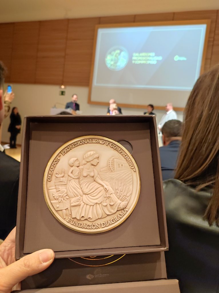 IMG_20251127_191723-766x1024 Federación Autismo Castilla y León recibe el galardón Profesionalidad y Compromiso de Fundación Diagrama